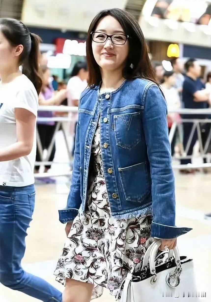 💃杨钰莹早年机场路透，这一身私服放到现在看依旧很耐看✨

没有隆重的造型，就是