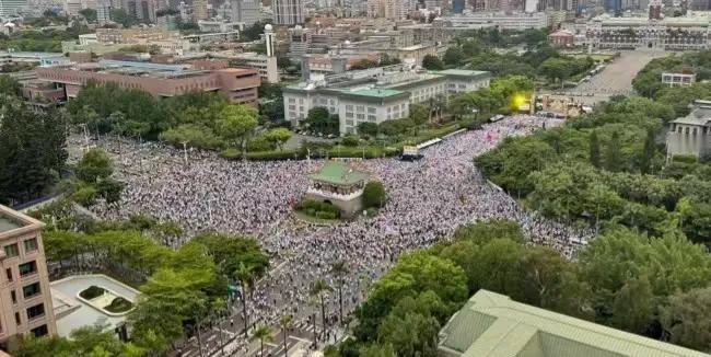台湾在野党号召人民，今晚站上“凯道”（“总统府”前凯达格兰大道），对执政者处理食