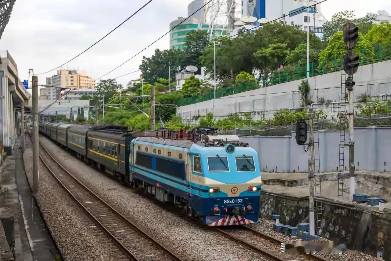 韶山8型电力机车，这款电力机车虽然身形小巧，却承担着小马拉大车的角色。这一抹蓝色