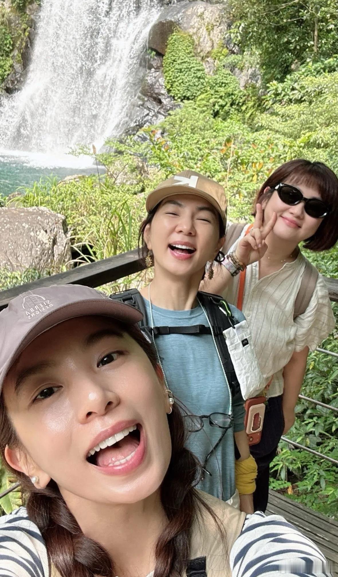 看到这张合照，所有年少的欢喜、纯粹的时光瞬间涌上心头，是我们80一代的青春回响，