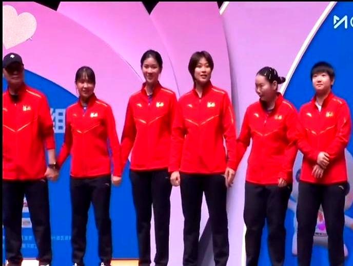 巴黎奥运会乒乓球赛场刚落幕，莎莎女单女团双拿银牌的结果，让评论区吵翻了天！有人说