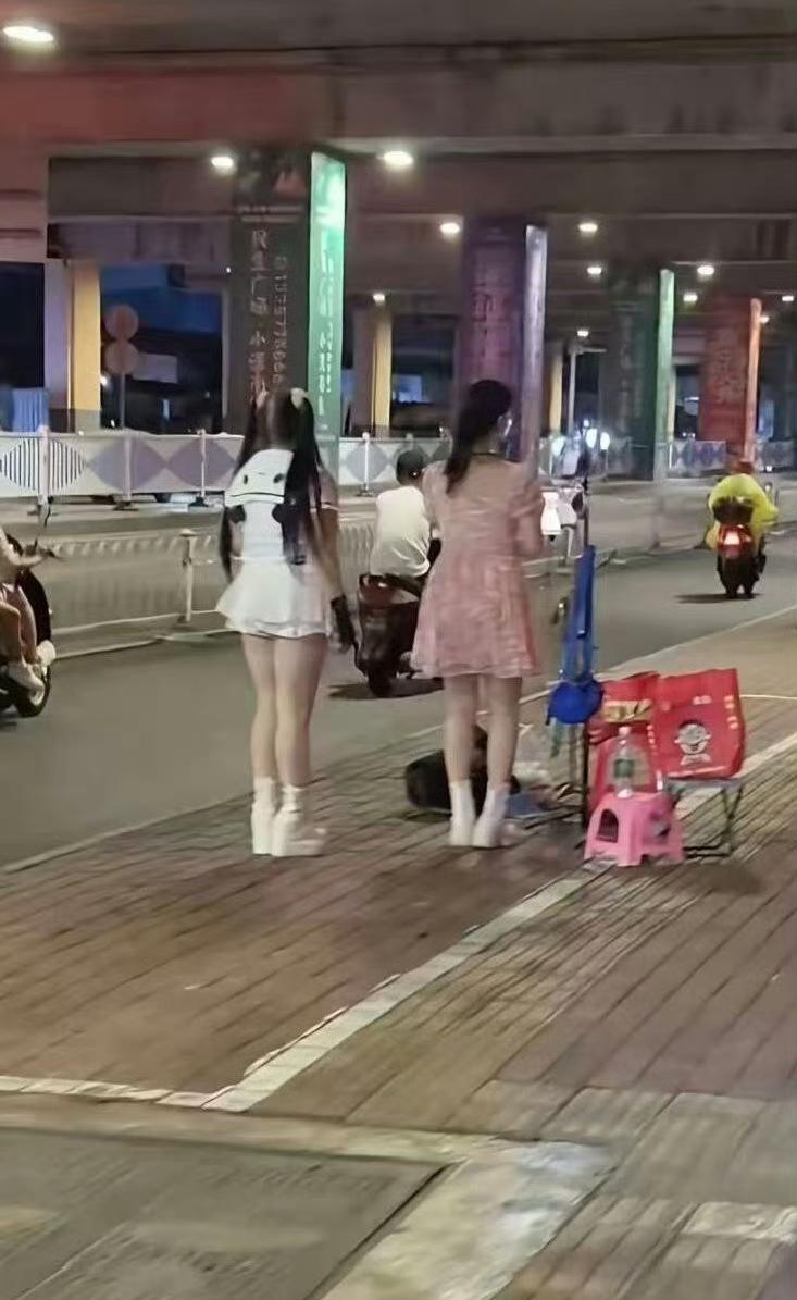 斜看倾国倾城，正看忧国忧民
这得用多少滤镜啊 ​​​龙袍侧身照 古典颜值 古装战