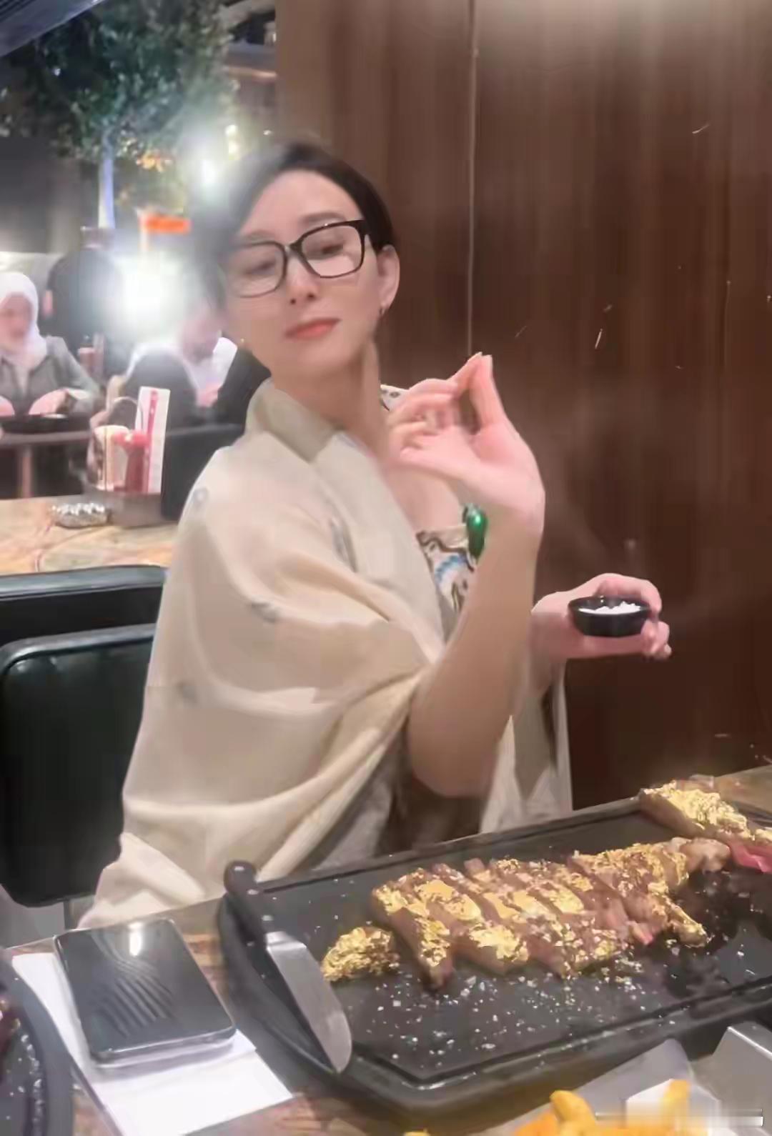46岁胡静晒吃金箔牛排，四人吃了3000多，和朱兆祥因给小费起争执！！！ ​​​