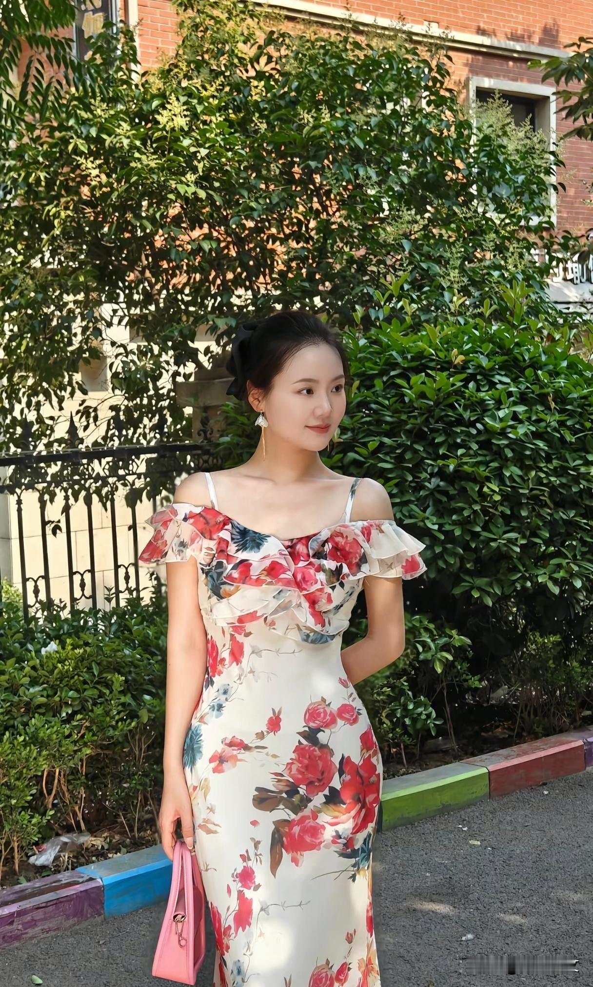 小区遇见一位美女
不知道是谁家的太太，
她真的好漂亮，是那种很舒服的美。
只见她