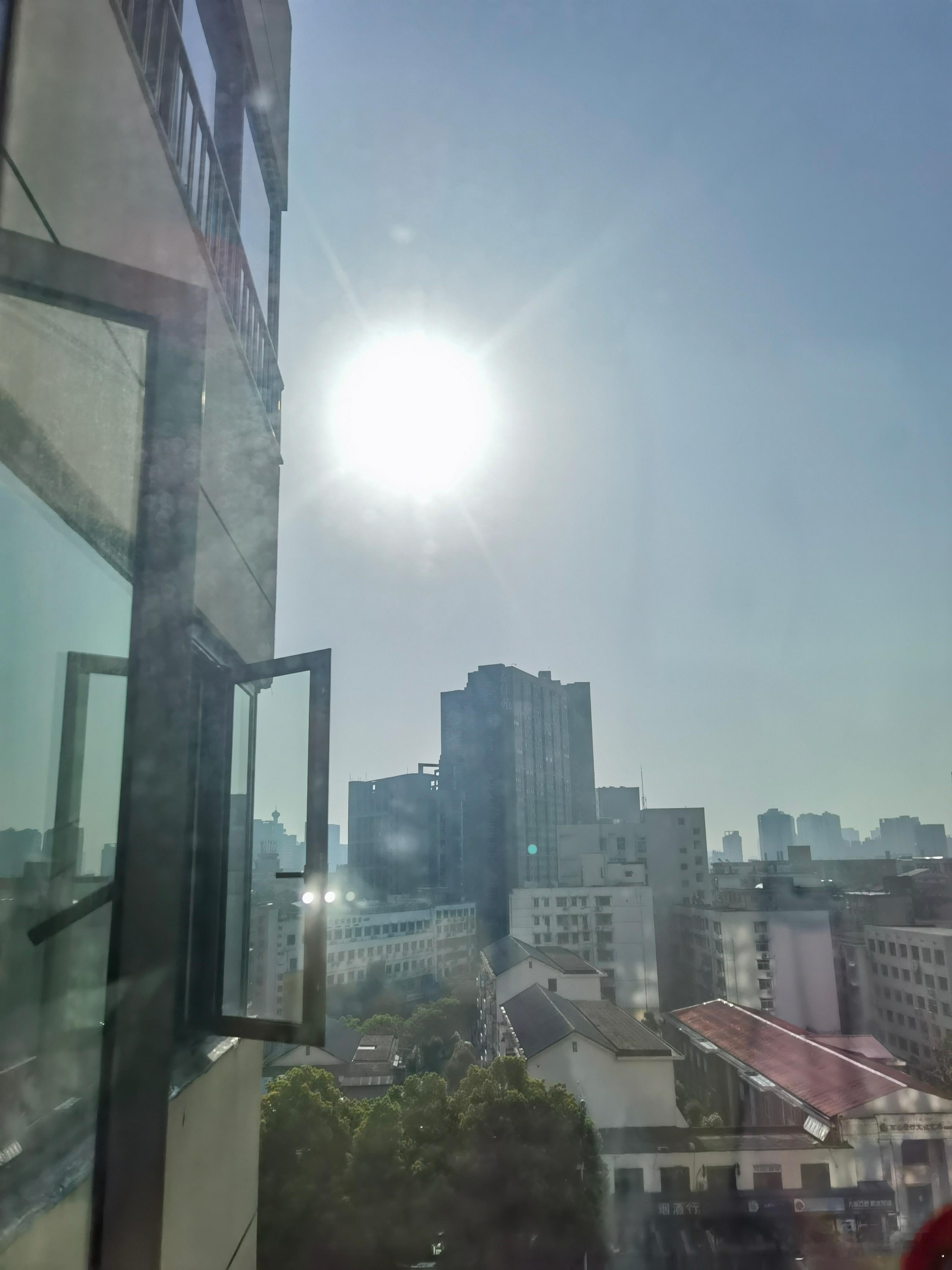我恨日头已三竿操，又起晚了。说好了今儿个早起跑步，六点就响铃，口号喊得震天响，什