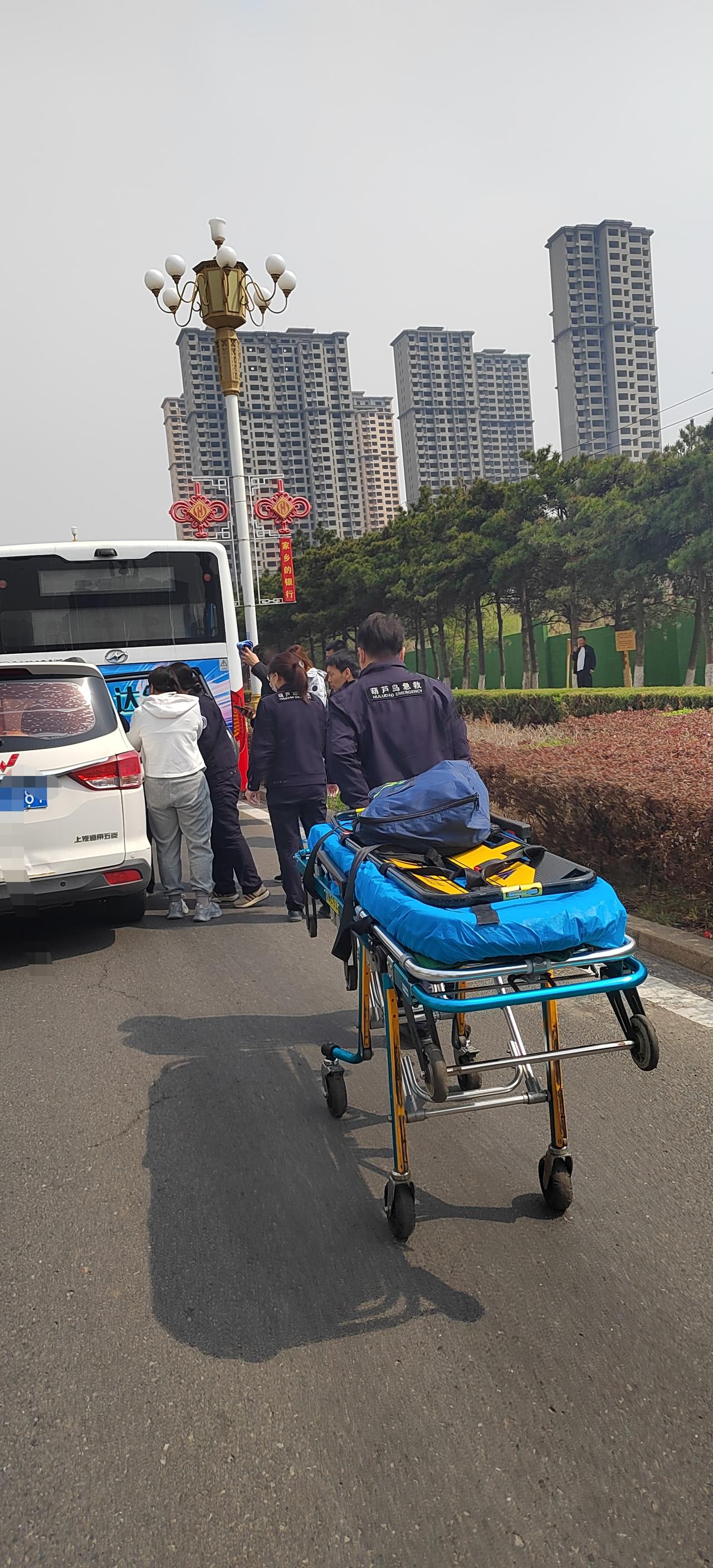 4月24日上午9时51分，葫芦岛龙湾大街海宁路路口发生一起私家车追尾公交车的事故