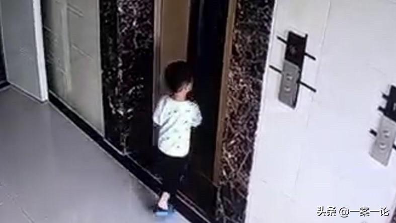广东广州，女子带2个孩子去游泳，回来后，她一个没看住，3岁的儿子独自上了电梯，等