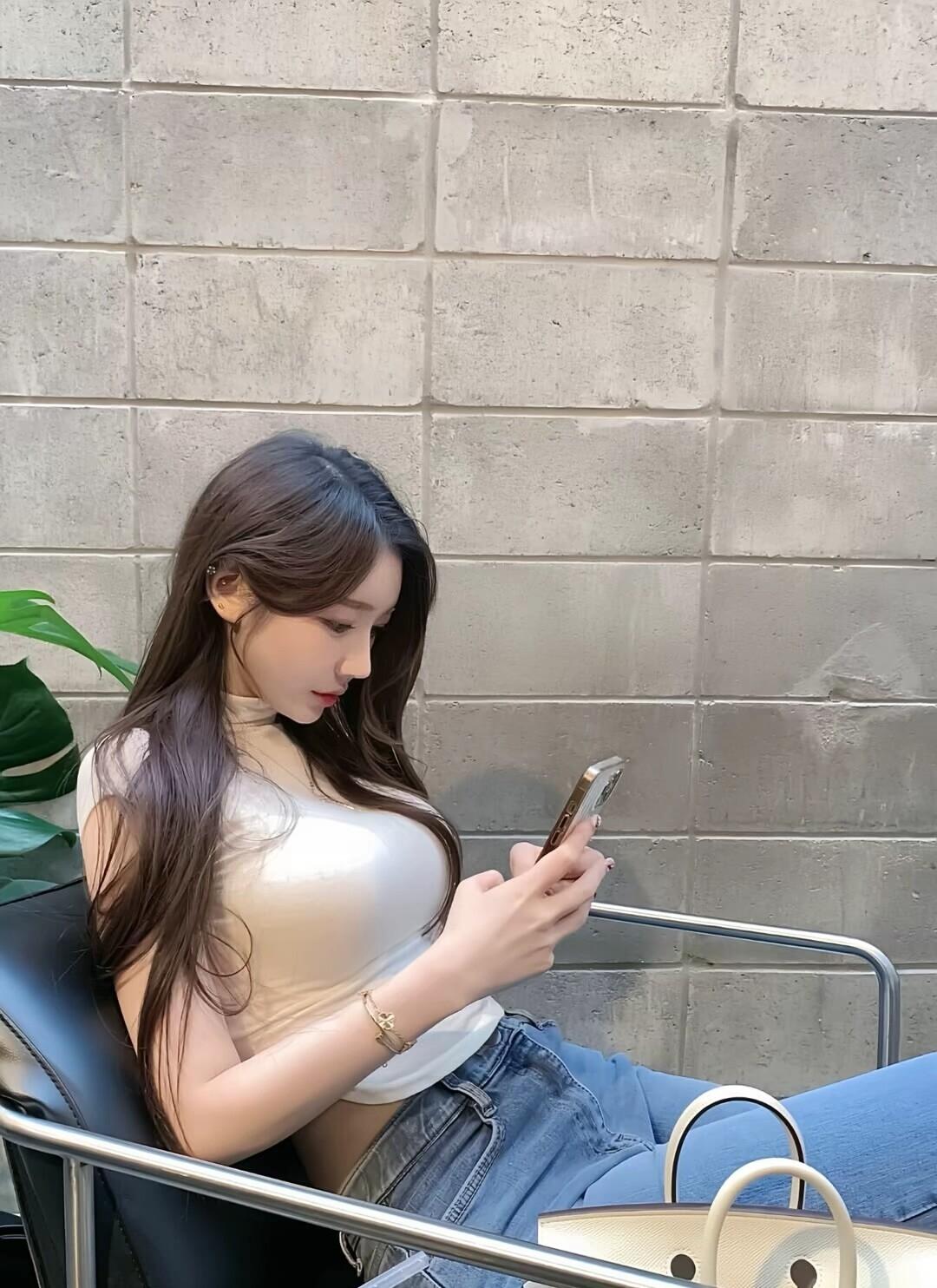 优雅穿搭，手机相伴，轻松一刻有哪些美女让人过目难忘？