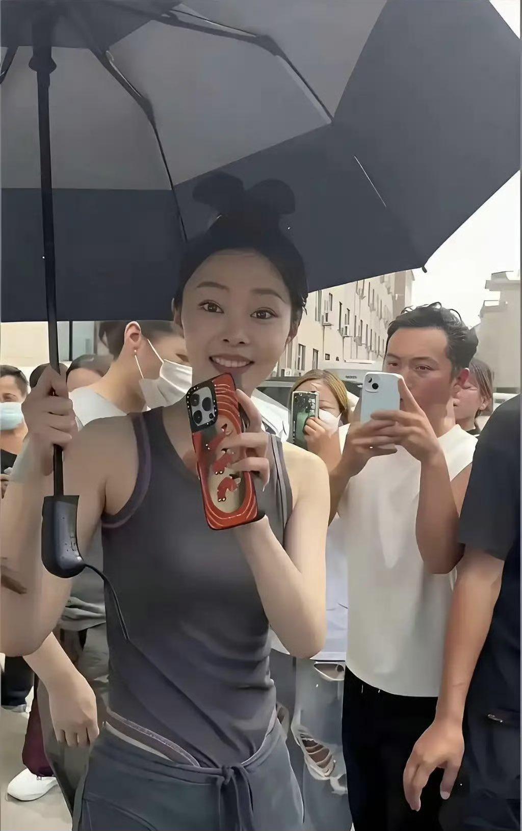 女演员宋轶穿着灰色紧身背心和系带裤上在出席一活动现场。
两张照片显示宋轶面带微笑