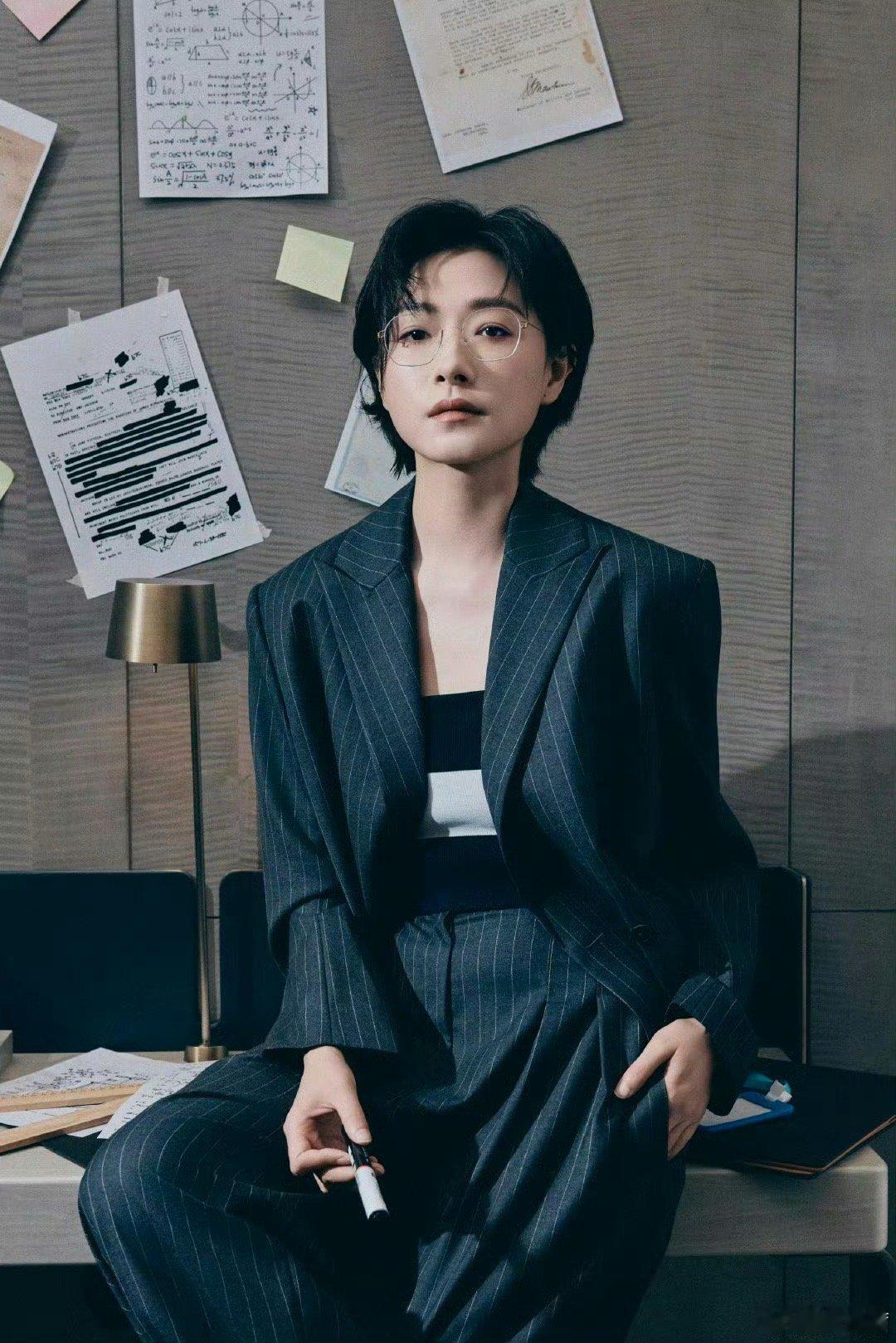万茜一款高智感姐姐 高智感姐姐万茜太飒了！眼神里的笃定与从容，瞬间让人沦陷，求姐