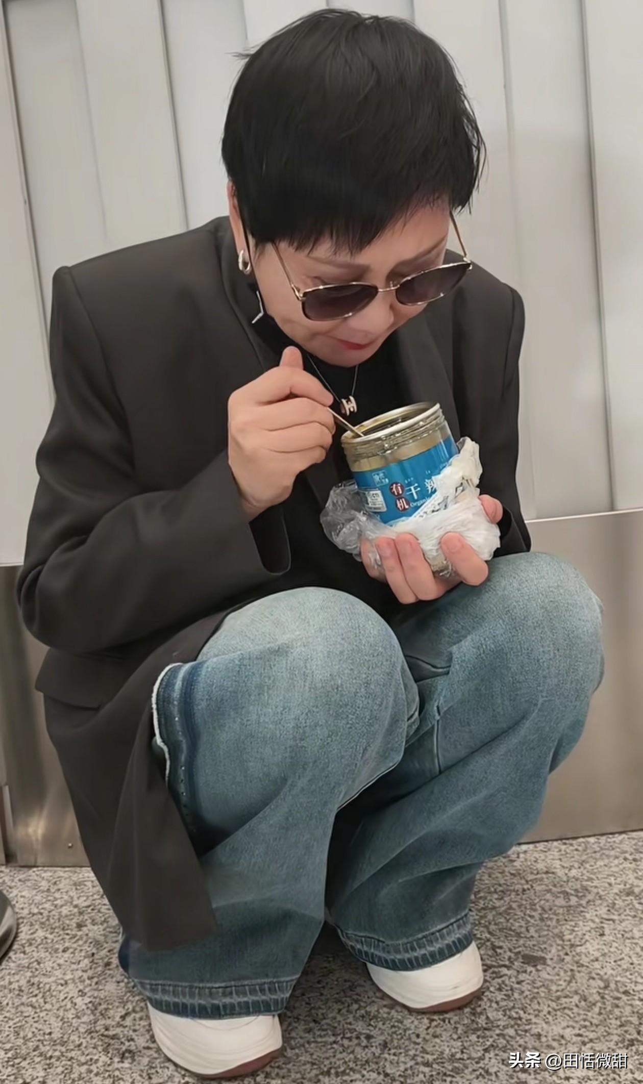 演员张凯丽不顾形象蹲在机场角落大口吃瓶装百香果。

张凯丽讲，朋友送了她两箱百香