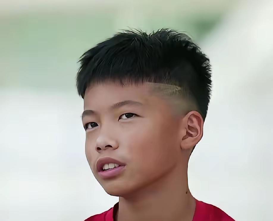 足球小将孟新艺是真敢说啊！他是一点都给国足不留情面，“中国人连世界杯都进不了”，