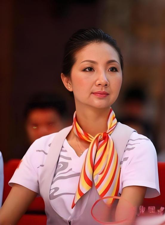 2012年，一架飞往乌鲁木齐的客机升至5000米高空时，一位空姐突然推着餐车猛撞