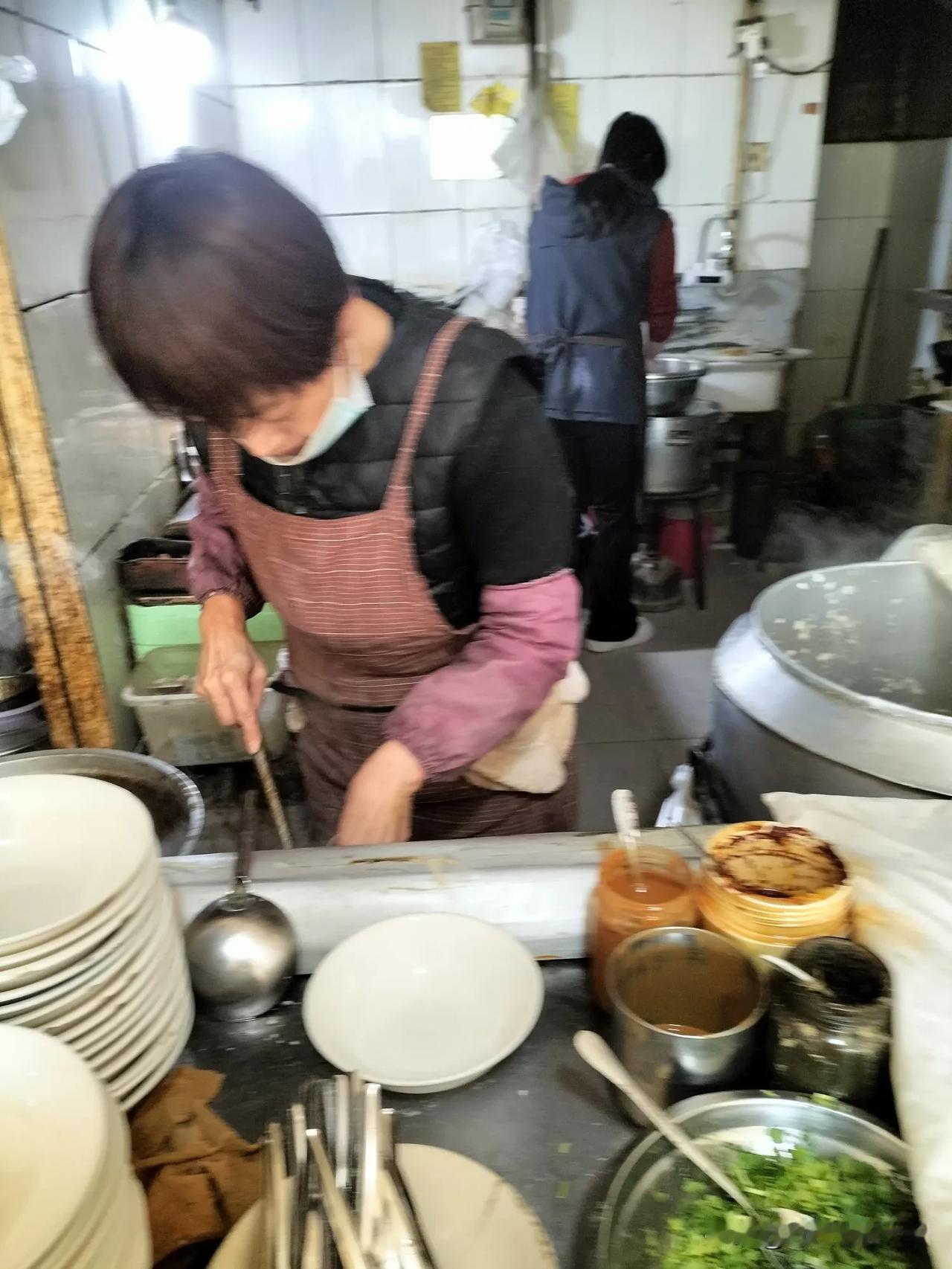 两口子一个小店儿，快二十年了。昨天去楼下早点铺买大火烧，他家的大火烧，是老做法，