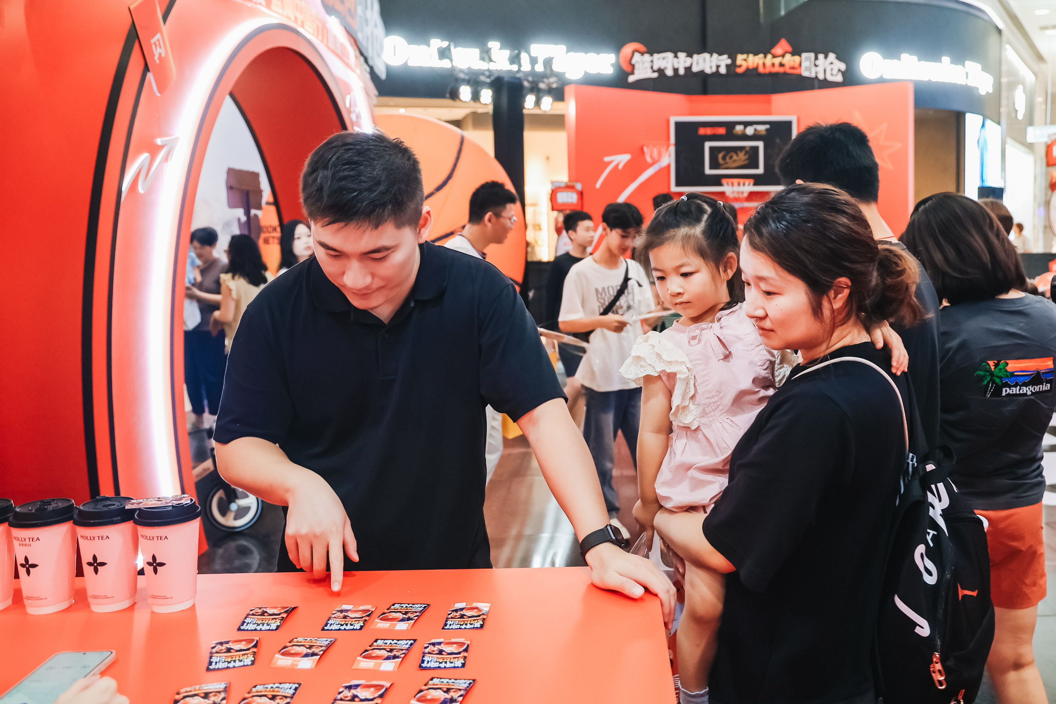 NBA球星被淘宝闪购外卖员秀到了没想到有一天能看到NBA球星和淘宝闪购的骑手ba
