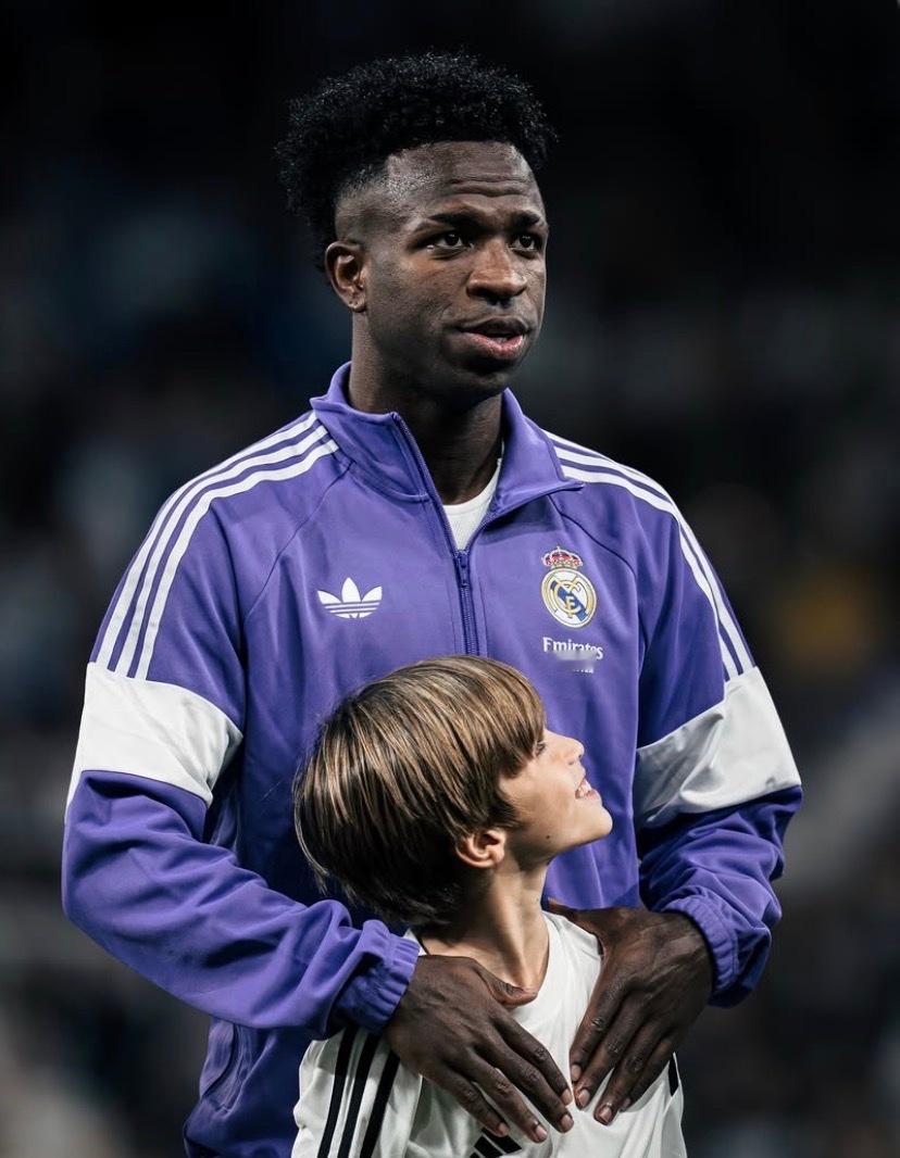 Vini续约的财务细节：- 他目前的年收入是1800万- 该球员的经纪人拒绝了年