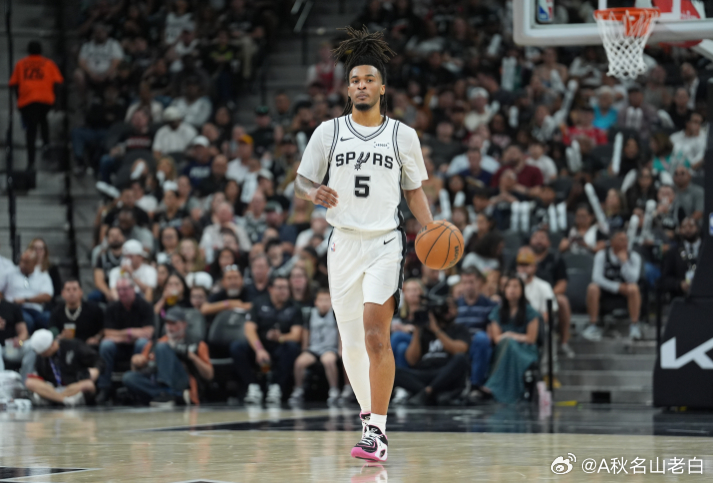 明天上午9点半，马刺主场迎战开拓者。根据球队伤病报告显示，卡斯尔（右膝酸痛）小概