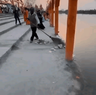 三啊，这是你的母亲河呀，怎么能往母亲脸上扔垃圾呢？
你上网查查，你母亲的名声不太