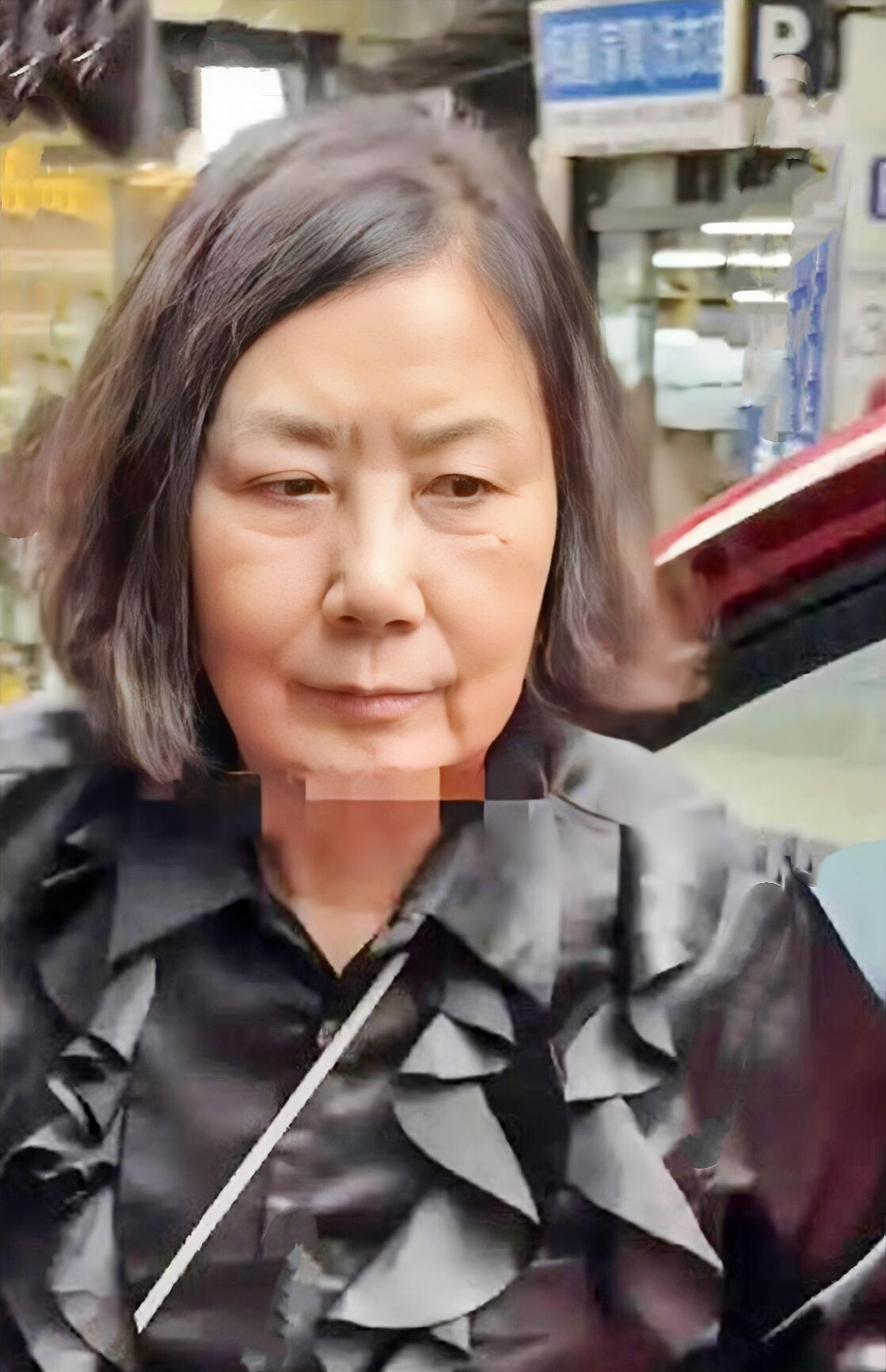 78岁汪明荃素颜出圈，被调侃眼袋深重，却是港圈难得的体面硬气 明星 老了什么是你