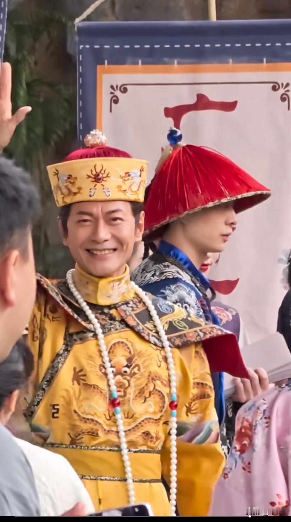 江华出场了！九五至尊！太帅了！一点都没老！好怀念他演过的影视剧角色！太经典！[鼓