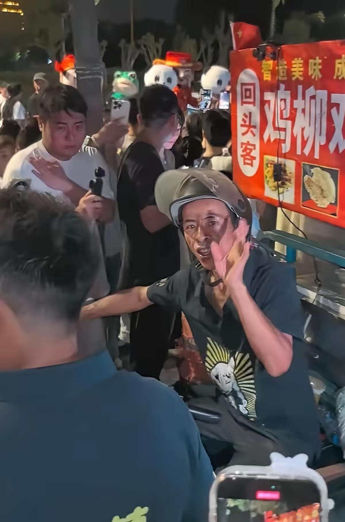 顾客为合影将鸡排哥堵在墙角不知大家发现么，几乎每隔一段时间平台都会从普通人中推出