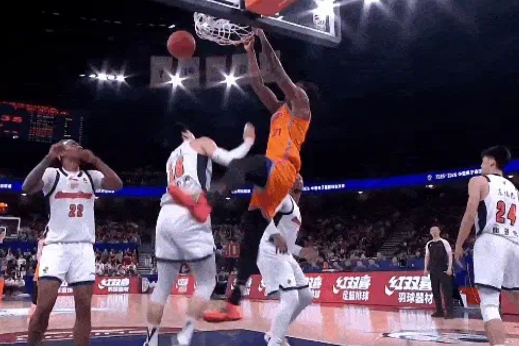 半场：上海51-41广东，怀特塞德已经拿到10分18个篮板2盖帽。上海男篮vs广