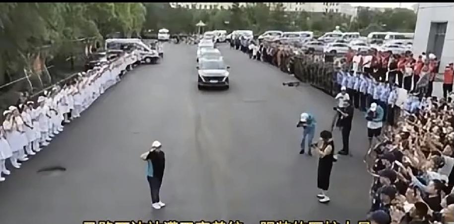韩某这个大场面简直形容就是慈善基金界的某大，那么多专家，医护，明星站两边站台，如