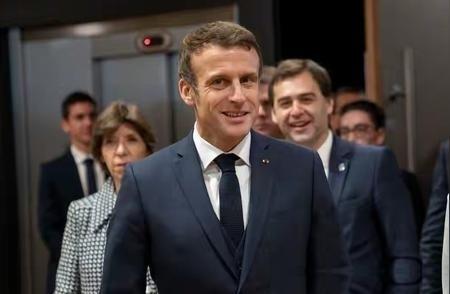 马克龙试完中国车后，又亲试了法国的电动汽车，然后他一脸震惊！巴黎车展上，马克龙先