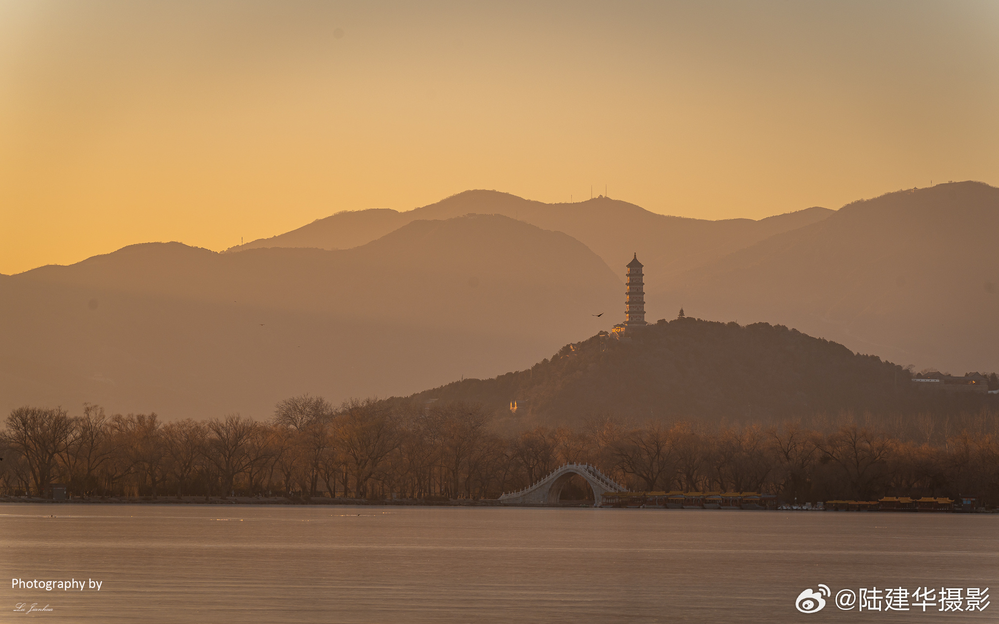 ❄️【颐和园的冬日浪漫】🏞️北京颐和园的冬日，是一幅色彩斑斓的画卷。金色的银杏