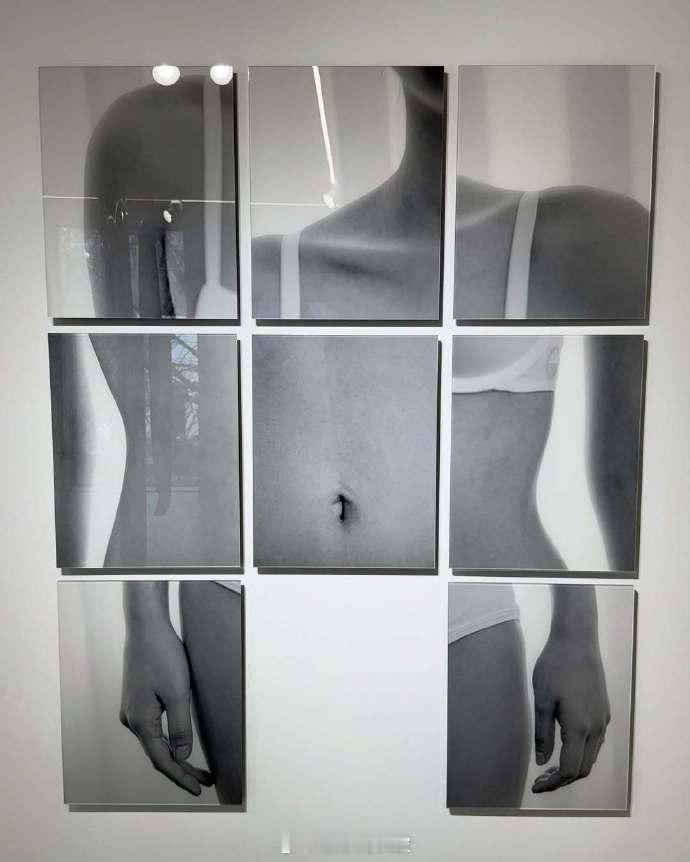 Jennie生日摄影展Jennie 生日去看摄影展啦！这身造型直接封神，妈咪级别