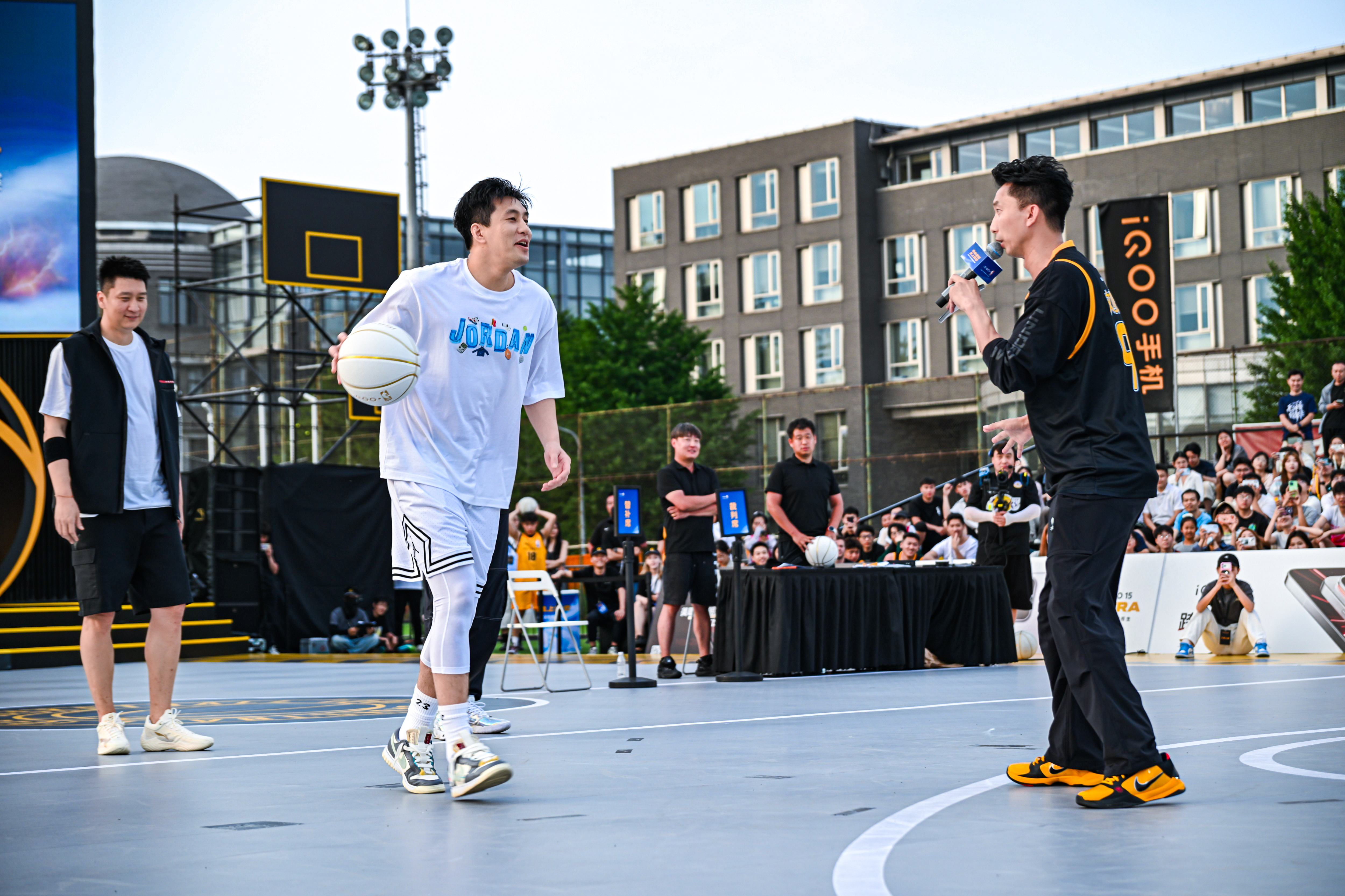 没想到大学生是孙悦孙悦现身iQOOxNBA高校篮球赛总决赛现场，混在学生堆里低调