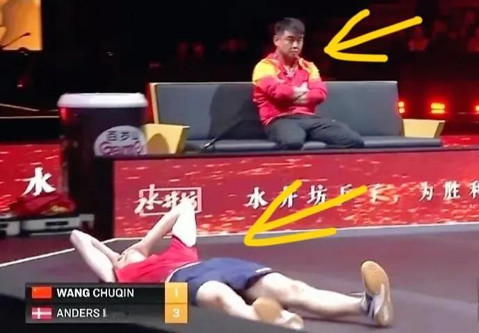 求解？王皓教练此刻心情！[捂脸][捂脸]
看图片。搞笑！
王楚钦被林德击败！倒地