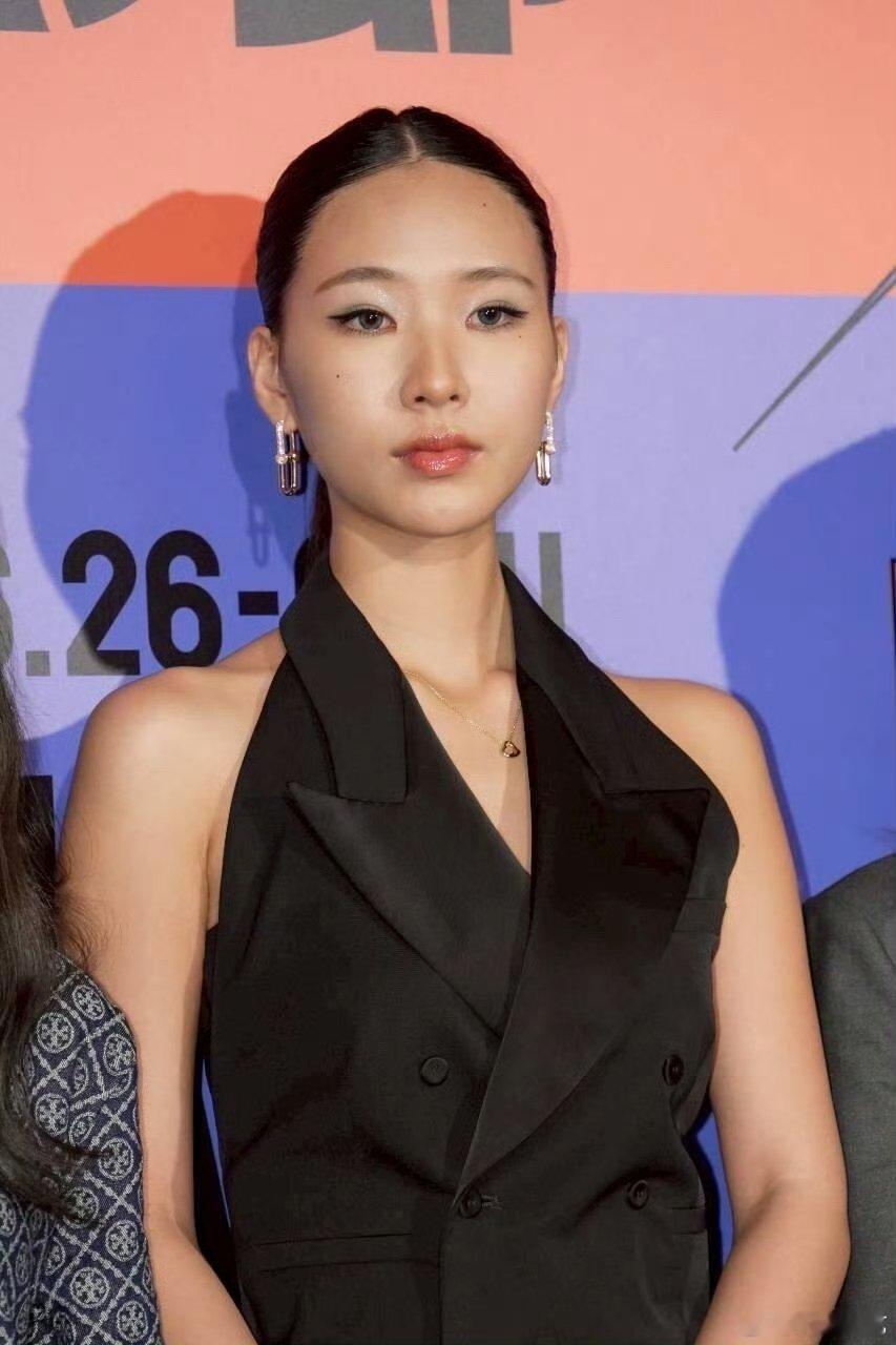 小S全家到场支持大女儿新电影首映 小S全家现身大女儿新电影首映大女儿主演的《聪明