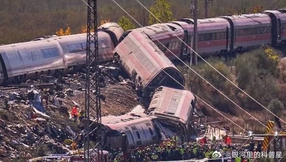 西班牙列车相撞已致68死后车🚄以约200公里时速行驶25公里，撞上了停在轨道上