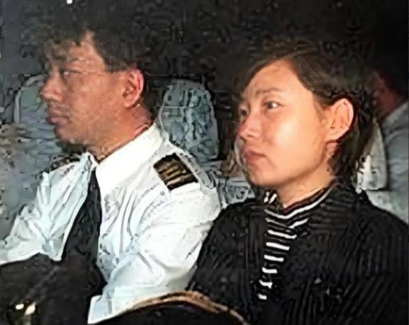 1998年，国航机长袁斌只因为不满分房制度，携带着妻子，驾驶载有95名乘客的飞机