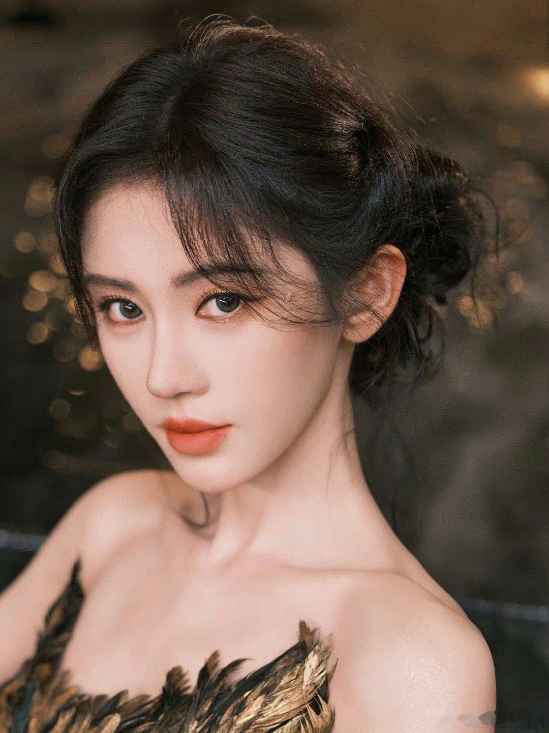 鞠婧祎，内娱掌管妆造的神🦅不得不说小鞠今天这身金鹰礼裙真的端庄又大气，有种涅槃