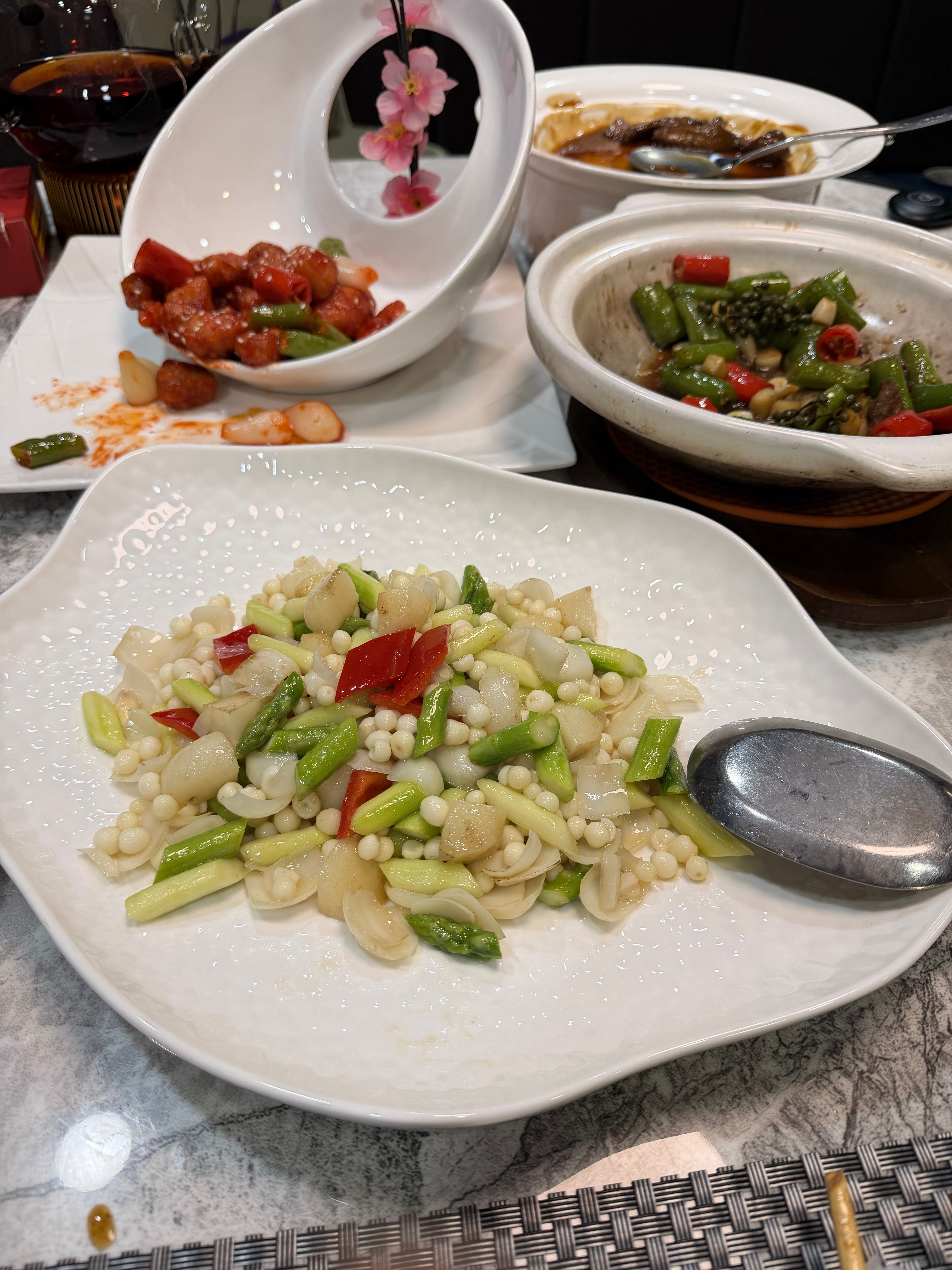 之前吃的鸽煲翅是汤型的，这次是鲍汁型，鲍汁好下饭一点但是汤的鱼翅要软一点，然后这