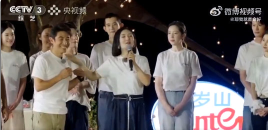 唱歌的是谢娜累的是撒贝宁你好时光娜姐唱歌超有激情，把快乐传递给大家，撒贝宁的 “