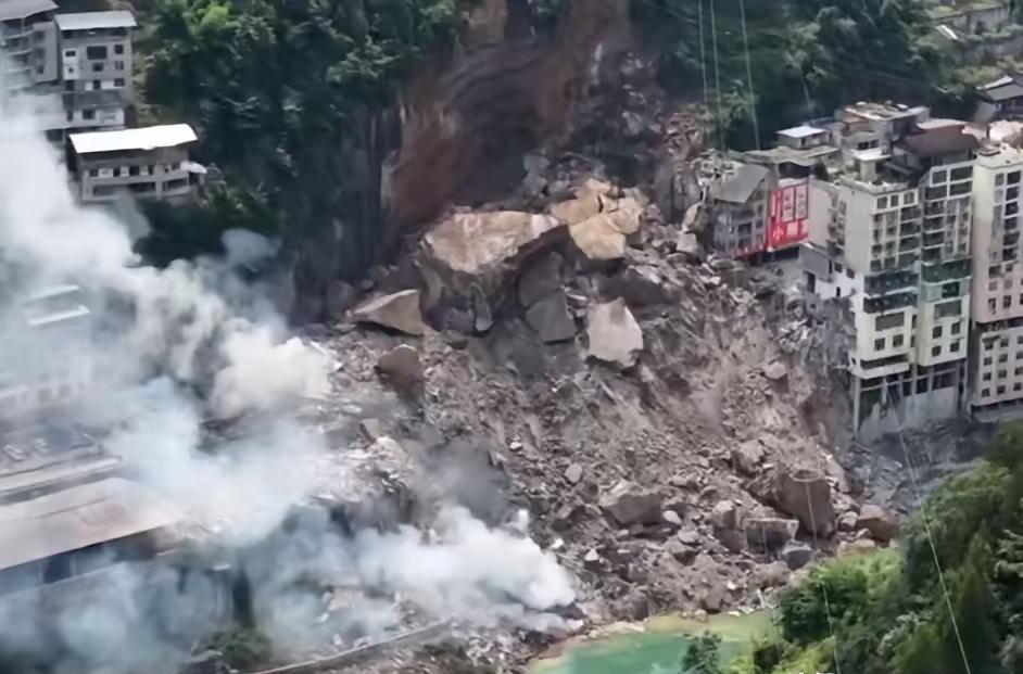 重庆彭水山体滑坡，
​社区网格员立大功了！
​网格员早上8点巡逻，
​发现有零星