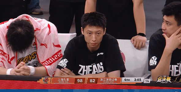 赵岩昊状态下滑的的确挺厉害，当初的浙江广厦双子星之一，没想到如今只能打替补，即便