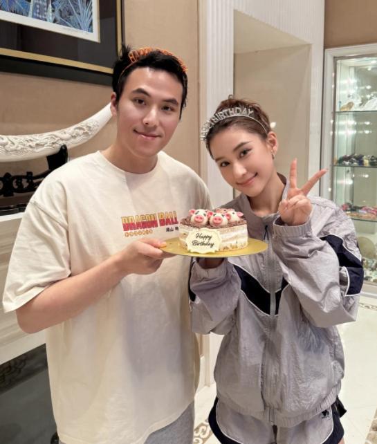 何超莲回复窦骁生日祝福 凌晨0点1分，窦骁准时卡点“HBD”三连击，何超莲秒回爱
