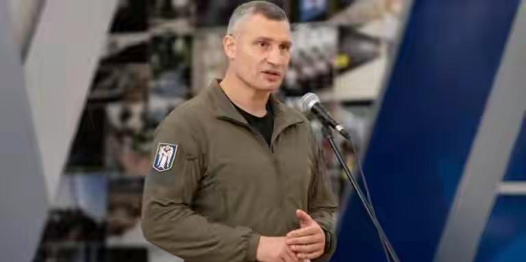 泽连斯基与基辅市长的争执，看似“战时内讧”，实则是资源枯竭与战略困境的缩影！前线