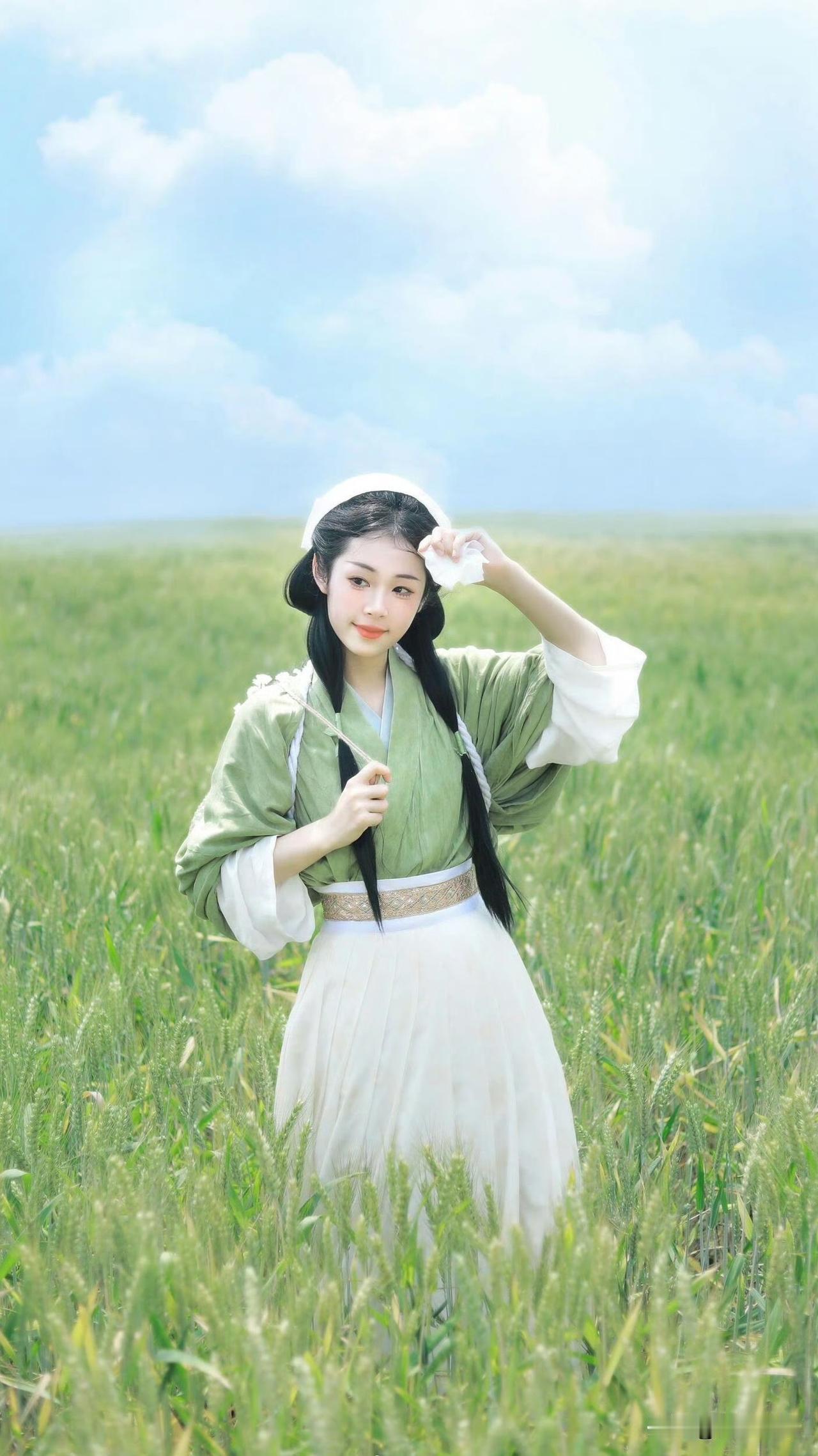 田园少女，绿意盎然，白裙飘飘，悠然自得。