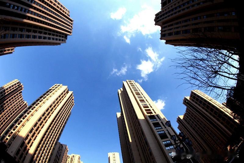 最近房地产有三项传说的政策：

1，第一个据说是明年准备10000亿用来收储房地