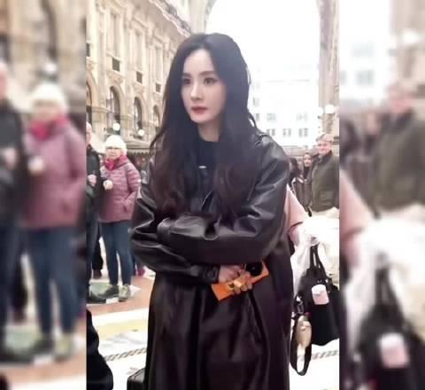 你知道吗，所有人都在关心杨幂在米兰穿了哪条裙子、拎了哪个包。
但我在她这几天的动