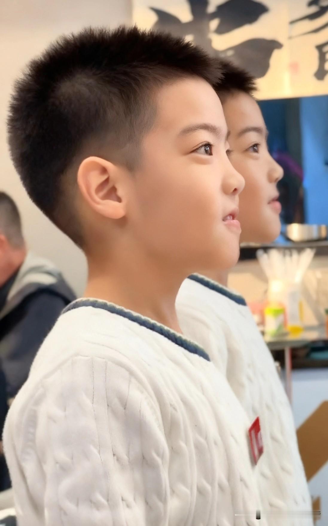 2个小男孩站在一起
从侧面看
长的一模一样。


你没有猜错
他们就是双胞胎。