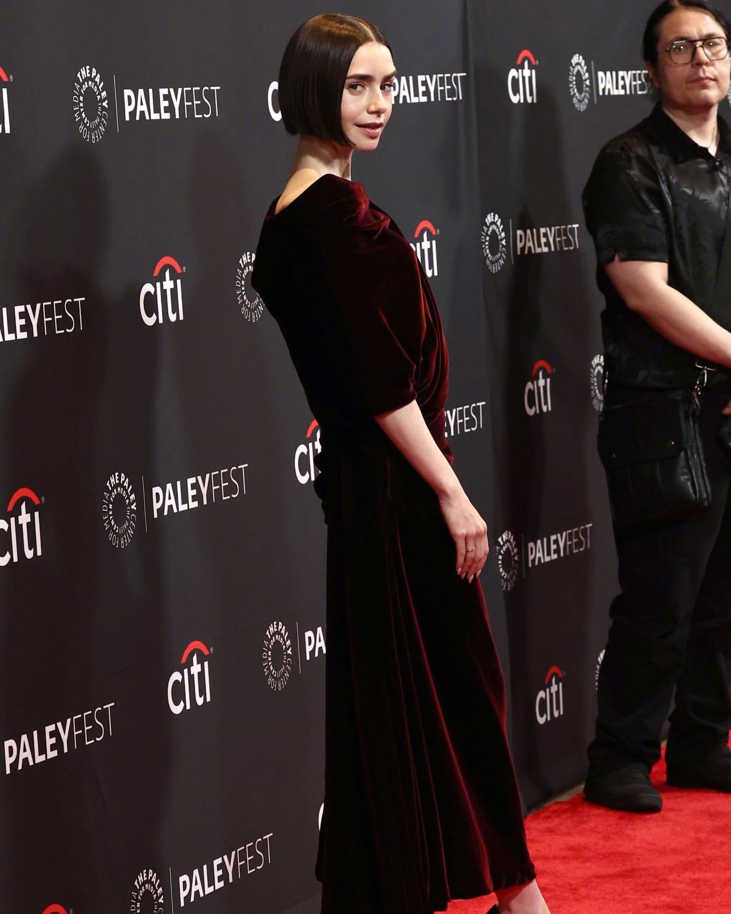 当地时间4月11日，Lily Collins 出席 Netflix 剧集《Emi