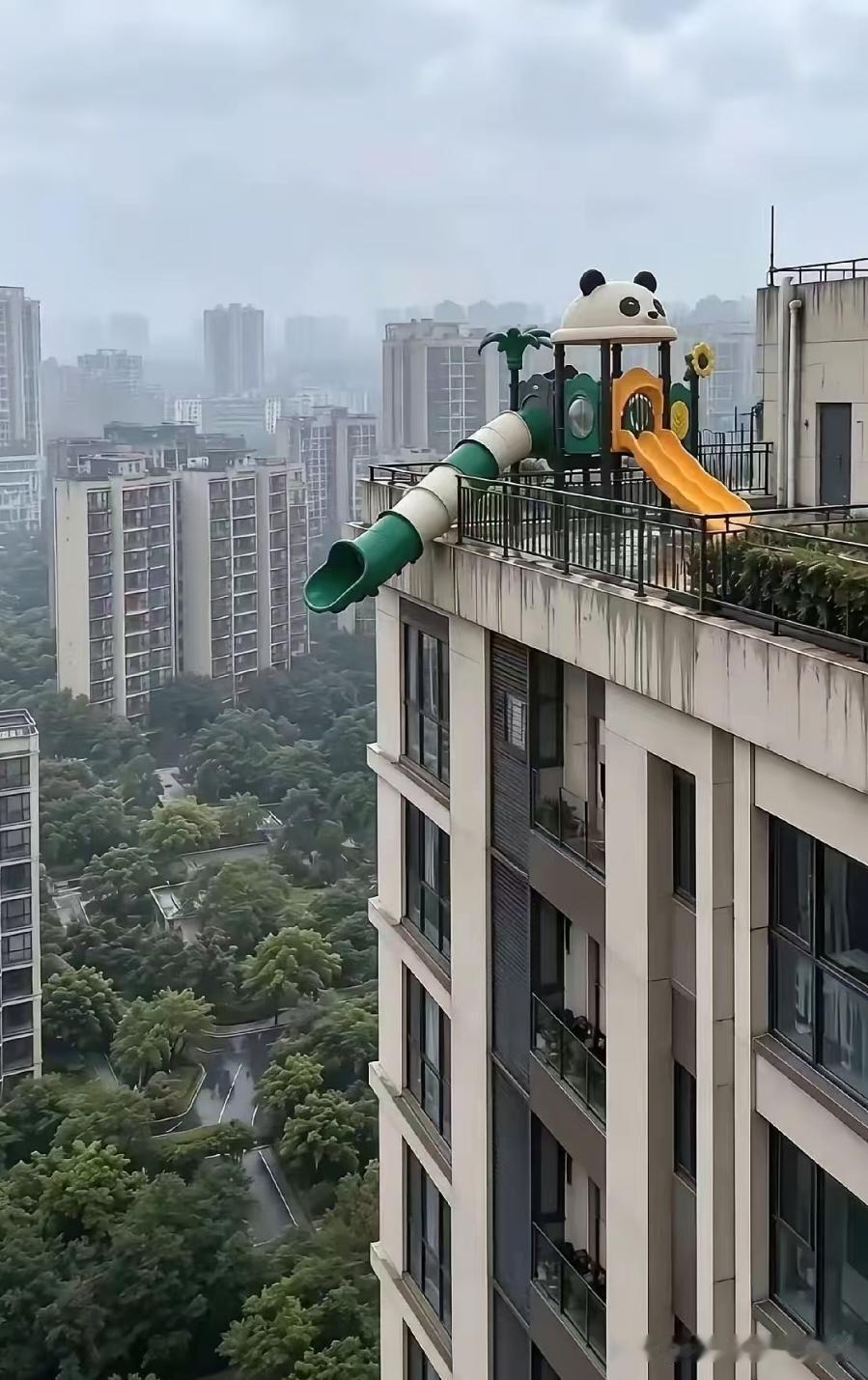 确实好玩，一不小心就滑出了新高度！屋顶就这点露台。还穿破栏杆，放一个滑滑梯，这物