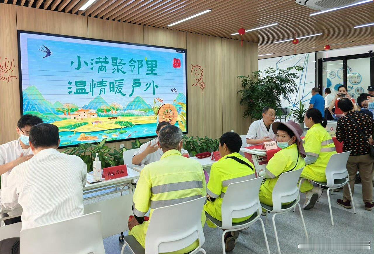 【小得盈满小满聚邻里台州温情暖户外 】台州椒江将便民服务一站式送到群众身边。小满