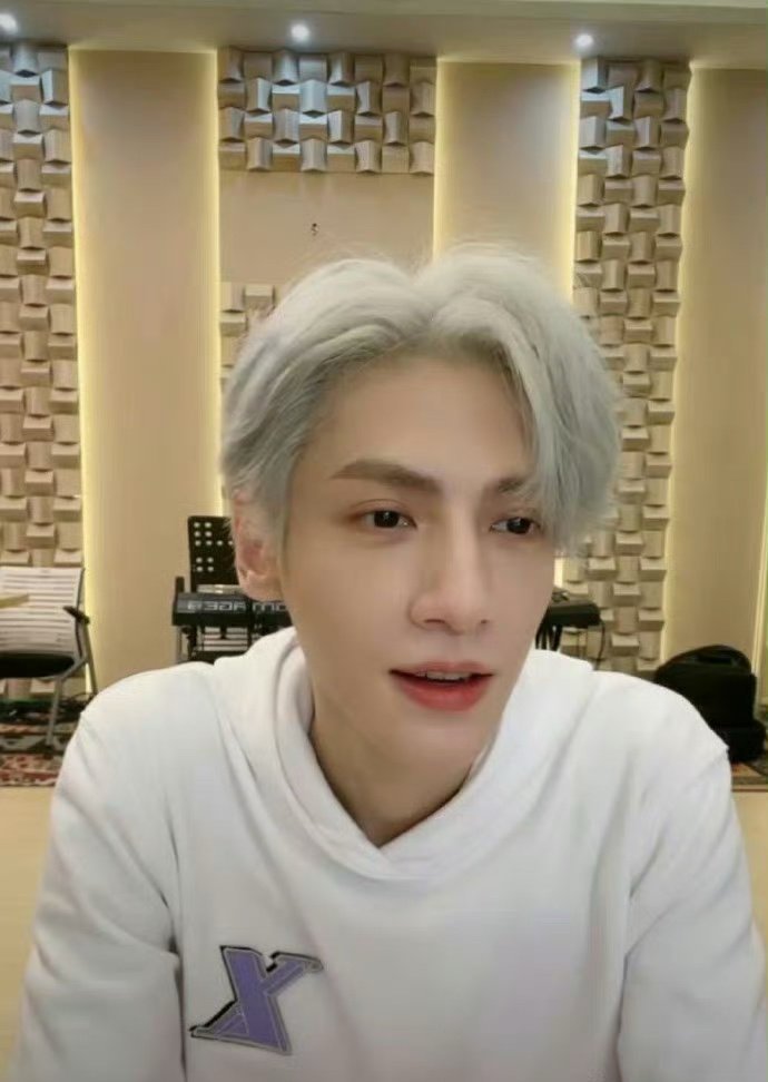 鹿晗的颜值还比不过罗云熙？ 